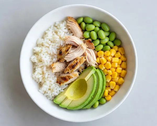 Protein-Reis-Bowl mit Hähnchen, Reis und Gemüse