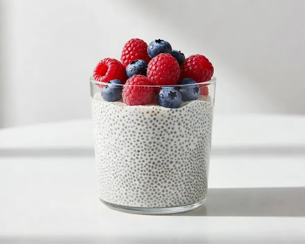 Casein-Chia-Pudding mit Beeren im Glas